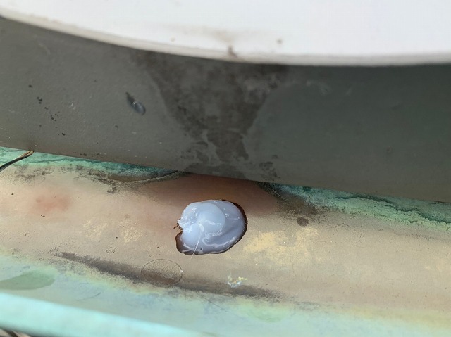 銅板雨樋の腐食部分をコーキング拡大写真